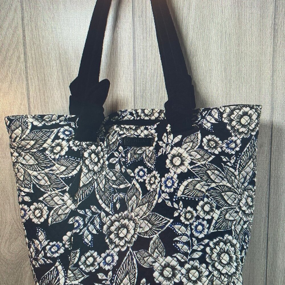VERA BRADLEY HADLEY EAST WEST TOTE SNOW LOTUS
